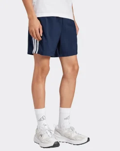 ADIDAS - SHORT BLU DA UOMO ESSENTIALS 3 STRISCE CHELSEA - JW1914