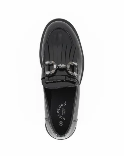 MISS GLOBO - Mocassino nero effetto vernice con morsetto gioiello e frange, sottopiede in memory soft