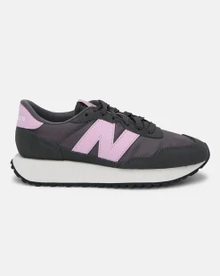 NEW BALANCE - Sneakers da donna nera con logo rosa - 237