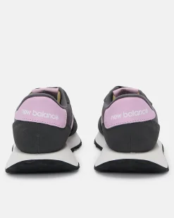 NEW BALANCE - Sneakers da donna nera con logo rosa - 237