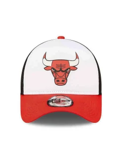 NEW ERA - Cappello bianco e rosso regolabile con pannello posteriore nero in mesh e logo Chicago Bulls