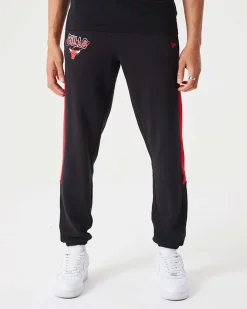 NEW ERA - Pantalone tuta da uomo nero con bande laterali rosse e logo Chicago Bulls