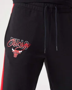 NEW ERA - Pantalone tuta da uomo nero con bande laterali rosse e logo Chicago Bulls