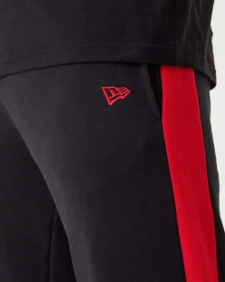 NEW ERA - Pantalone tuta da uomo nero con bande laterali rosse e logo Chicago Bulls