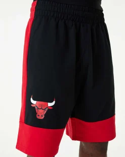 NEW ERA - Pantaloni corti neri e rossi con logo Chicago Bulls