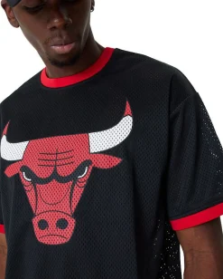 NEW ERA - T shirt girocollo oversize fit nera e rossa in mesh traspirante con logo Chicago Bulls