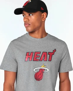 NEW ERA - T-SHIRT MEZZE MANICHE LOGO MIAMI HEAT GRIGIA CON DETTAGLI ROSSI E  BIANCHI, 11204000