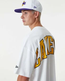 NEW ERA - T shirt oversize da uomo bianca in cotone con logo Lakers viola
