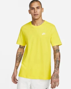 NIKE – T-SHIRT SPORTSWEAR CLUB GIALLA DA UOMO – AR4997/732