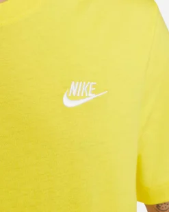NIKE – T-SHIRT SPORTSWEAR CLUB GIALLA DA UOMO – AR4997/732