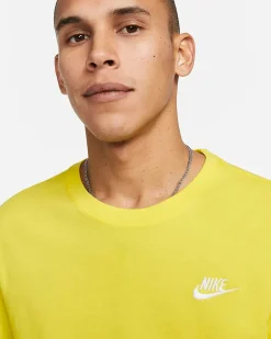 NIKE – T-SHIRT SPORTSWEAR CLUB GIALLA DA UOMO – AR4997/732